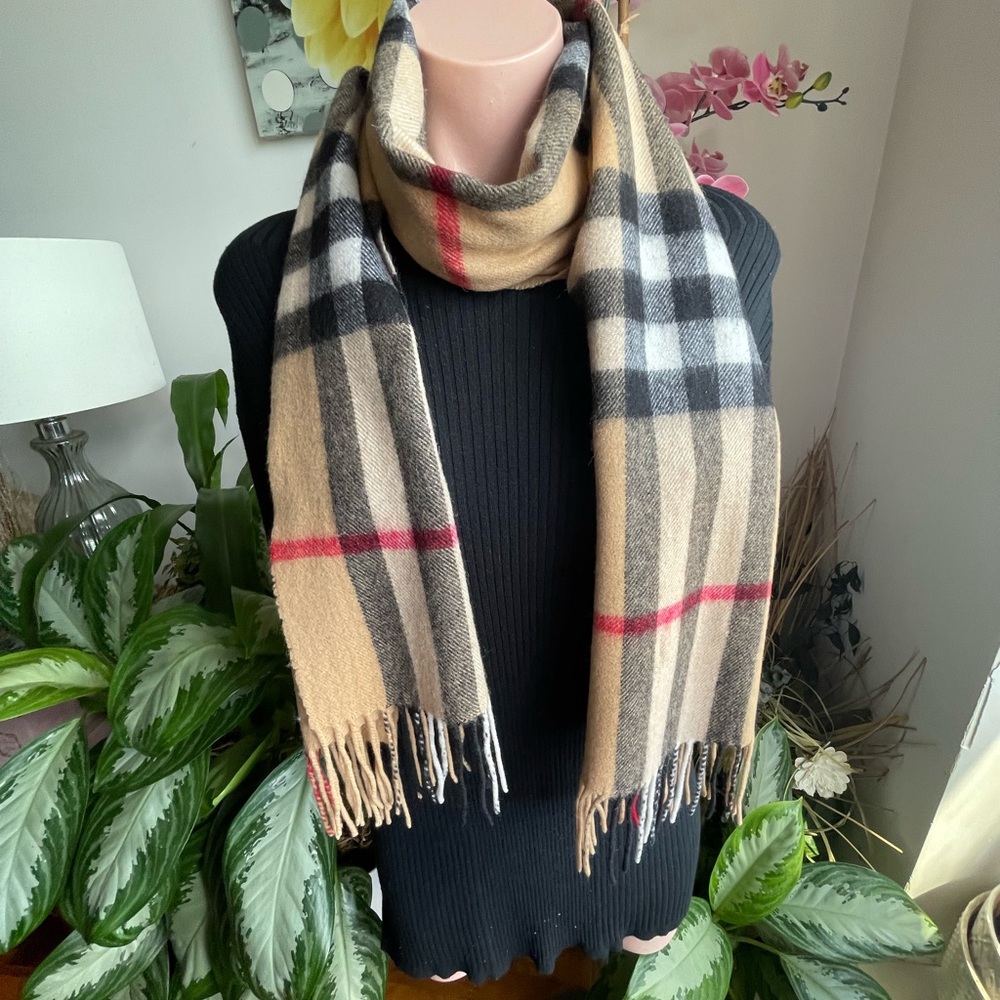 Burberry Cashmere Shawl/Muffler. - Picture 7 of 14